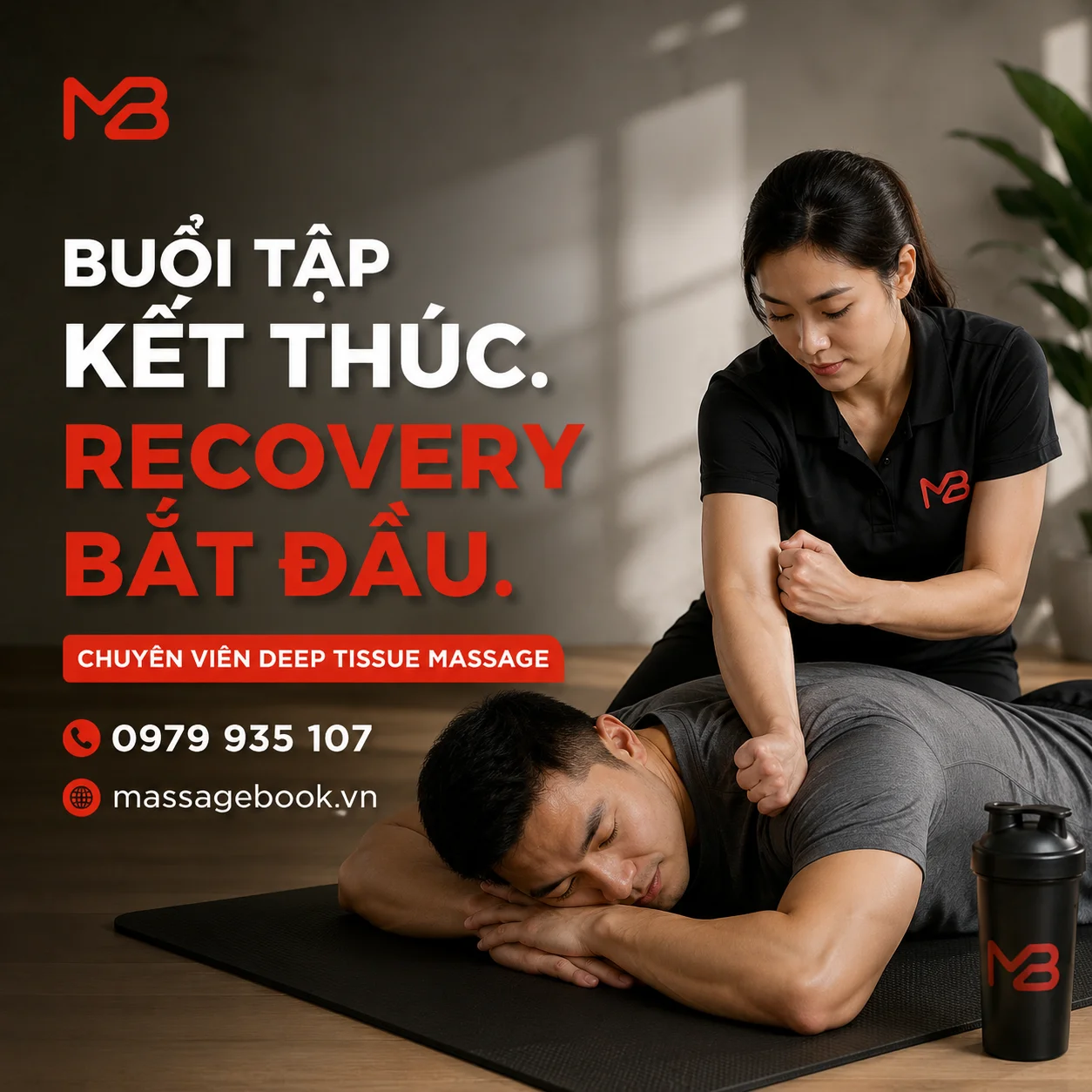 Kỹ thuật viên chuẩn bị dụng cụ massage tại nhà